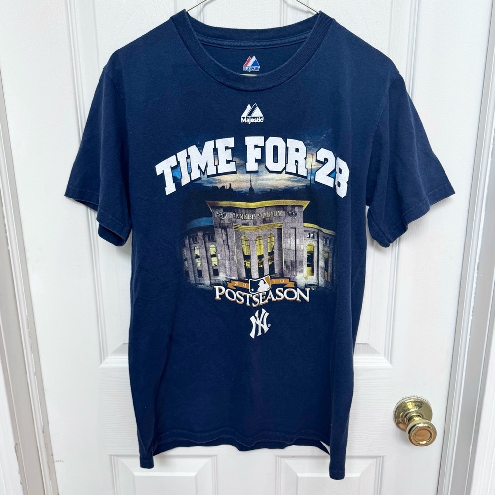 Vintage 2010 Y2K Majestic Navy Yankees Postseason T-Shirt SMALL